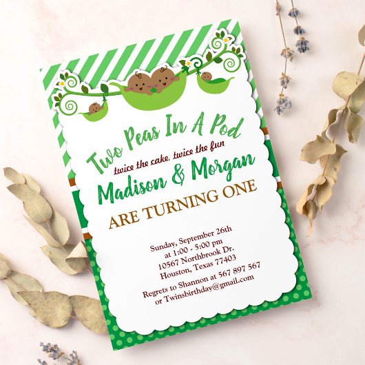 双生双生児の2つのエンドウ誕生日 招待状