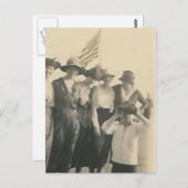 双眼鏡を持つ旗手を持つグループ ポストカード (正面/裏面)