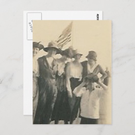 双眼鏡を持つ旗手を持つグループ ポストカード (正面/裏面)