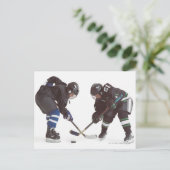 反対の服装をしている2人の白人ホッケー選手 ポストカード (スタンド正面)