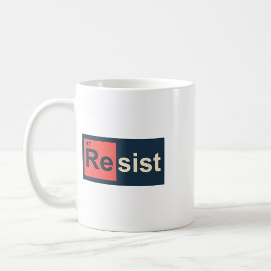 反対47元素表トランプ氏 コーヒーマグカップ (左)