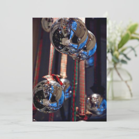 反射するシルバーのクリスマスオーナメント (スタンド正面)