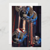 反射するシルバーのクリスマスオーナメント (正面/裏面)