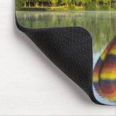 反射で水面に熱気球 マウスパッド (コーナー)