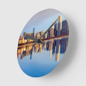 反射のシカゴのスカイラインの眺め ラウンド壁時計 (傾斜)