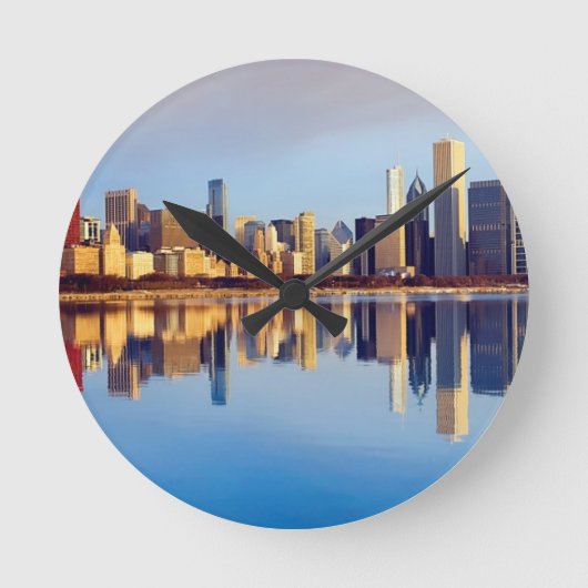 反射のシカゴのスカイラインの眺め ラウンド壁時計 (正面)