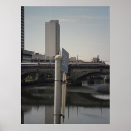 反射の上下逆の世界を通過する ポスター