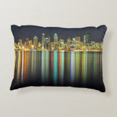 反射の夜のシアトルのスカイライン アクセントクッション (裏面)
