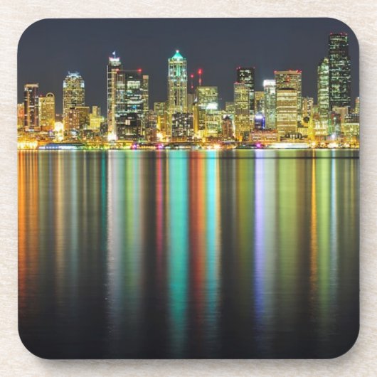 反射の夜のシアトルのスカイライン コースター (正面)