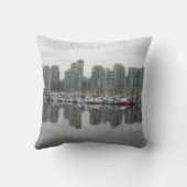 反射 – バンクーバーB.C. クッション (裏面)