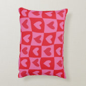 反市松模様にりピンクと赤いハートパターン アクセントクッション (裏面(縦))