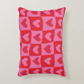反市松模様にりピンクと赤いハートパターン アクセントクッション (正面(垂直))