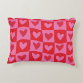 反市松模様にりピンクと赤いハートパターン アクセントクッション (裏面)