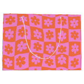 反市松模様にレトロピンクとオレンジ色の花 ラージペーパーバッグ (裏面)