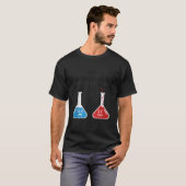 反応しすぎだよ 面白い 科学 薬品 フラスコ Tシャツ (正面フル)