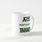 反応の代わりに行動する コーヒーマグカップ (正面右)
