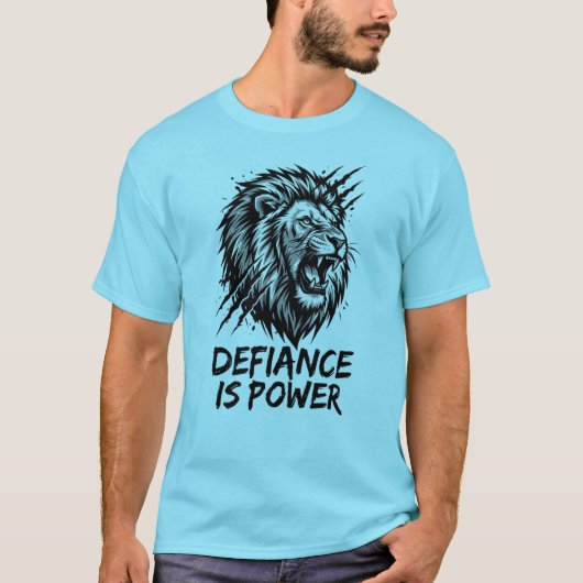 反抗は力 ライオンTシャツ - 苦闘から生まれて Tシャツ (正面)