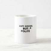 反社会的なのに礼儀正しい 笑える イントロバートの引用 コーヒーマグカップ (中央)