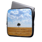 収穫した小麦畑の木 ラップトップスリーブ (正面左)