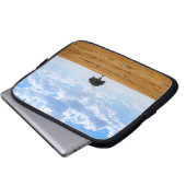 収穫した小麦畑の木 ラップトップスリーブ (正面下部)