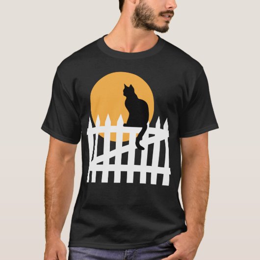収穫月を迎えるフェンスの上のハロウィーン猫 Tシャツ (正面)
