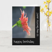 叔母さんのピンクのガーベラのデイジーのための花の誕生日 カード (黄色い花)