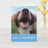 叔母さんBirthdayの大きいスマイルの幸せな犬 カード (黄色い花)