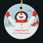 叔父さんのためのChristmas Snowman Ornament抱擁 セラミックオーナメント<br><div class="desc">かわいい叔父さんの雪だるまのクリスマスのオーナメントのための大きい抱擁。  あなたのメッセージと個人化なるべき簡単!  来るために多くの年の間秘蔵されるべき本当に驚異の叔父さんクリスマスのギフト。</div>