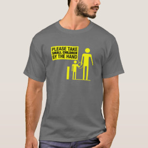 取って下さい手(代理)によって小さい子供を Tシャツ