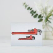 取引の道具 - 2つのモンキーレンチ ポストカード (スタンド正面)