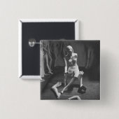 取除かれる足および腕を搭載するマネキン 缶バッジ (正面&裏面)