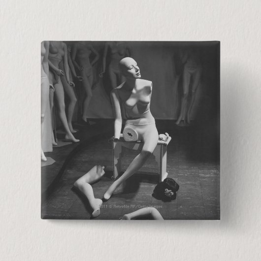 取除かれる足および腕を搭載するマネキン 缶バッジ (正面)