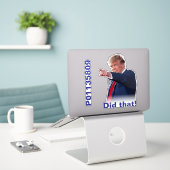 受刑者P01135809と「やったぞ！」ステッカー シール (デスク上のノートパソコン)