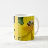 受粉の蜂蜜の蜂のマグ コーヒーマグカップ (正面右)