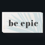 叙事詩である ウッドボックスサイン<br><div class="desc">Be Epic – 青いはっきりしたヤシの葉と白い背景の声明インスパイアは最高の、毎日あなたに非常に良い。</div>