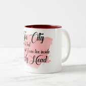 叙情的な水の色マグカップ「街はベッドに行く」 ツートーンマグカップ (正面右)