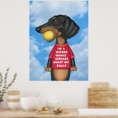 口におもしろいテニスボールを入れたかわいいダックスシュント ポスター (キッチン)