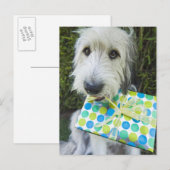 口にギフトを入れた犬 ポストカード (正面/裏面)