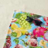 口に水を入れる熱帯果実 ビーチタオル (インサイチュ)