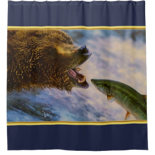 口のニジマスのサケをつかまえている灰色グマ シャワーカーテン (正面)