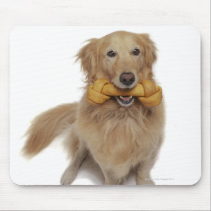 口の骨を握っているゴールデン・リトリーバー犬 マウスパッド