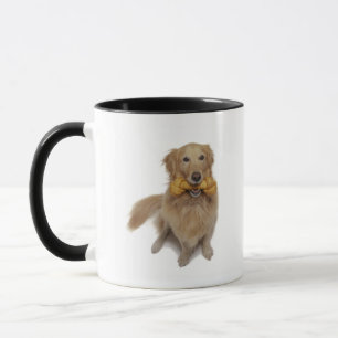 口の骨を握っているゴールデン・リトリーバー犬 マグカップ