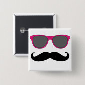 口ひげおよびピンクのサングラスのユーモア 缶バッジ (正面&裏面)