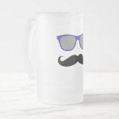 口ひげおよび青いサングラスのユーモア フロストグラスビールジョッキ (正面左)