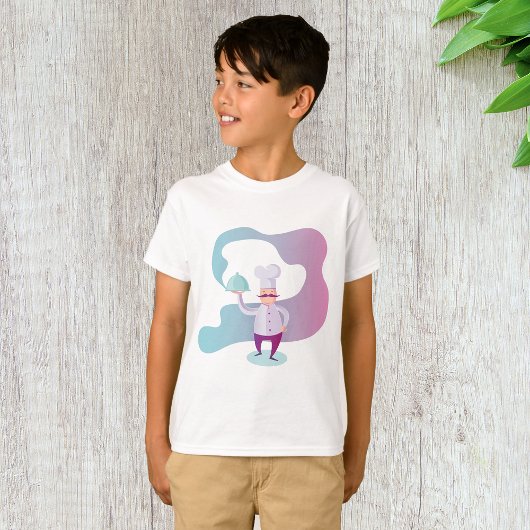 口ひげとトレイで笑顔のシェフ Tシャツ