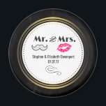 口ひげと唇とミセス・ブラック&金ゴールド結婚ズ マグネット<br><div class="desc">スタイル結婚のデザインを持つモダンのマグ結婚ネット – 魅力的なピンクのキスの唇とレトロな外観の口ひげイラストレーション男らし。黒い黒板の背景に金ゴールドグラデーションの円形フレームを中心に設定。文字氏はミセスと言い、あなたの名前と日付でパーソナライズするこ結婚とができる。</div>