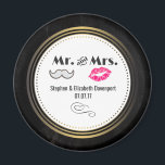 口ひげと唇とミセス・ブラック&金ゴールド結婚ズ マグネット<br><div class="desc">スタイル結婚のデザインを持つモダンのマグ結婚ネット – 魅力的なピンクのキスの唇とレトロな外観の口ひげイラストレーション男らし。黒い黒板の背景に金ゴールドグラデーションの円形フレームを中心に設定。文字氏はミセスと言い、あなたの名前と日付でパーソナライズするこ結婚とができる。</div>