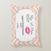 口ひげと唇ミセス・ピーチ・シェブロン結婚ズ アクセントクッション (正面(垂直))