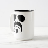 口ひげの飛行士のスタイルのサングラスのマグ ツートーンマグカップ (正面左)