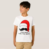 口ひげクリスマス – 雪の上を歩く Tシャツ (正面フル)